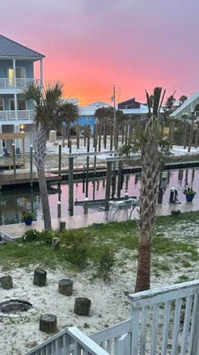 The Salty Flamingo on the canal!